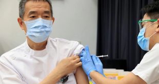 Một lãnh đạo cơ quan y tế Nhật tiêm vaccine tại Tokyo hồi tháng ba. Ảnh: Reuters